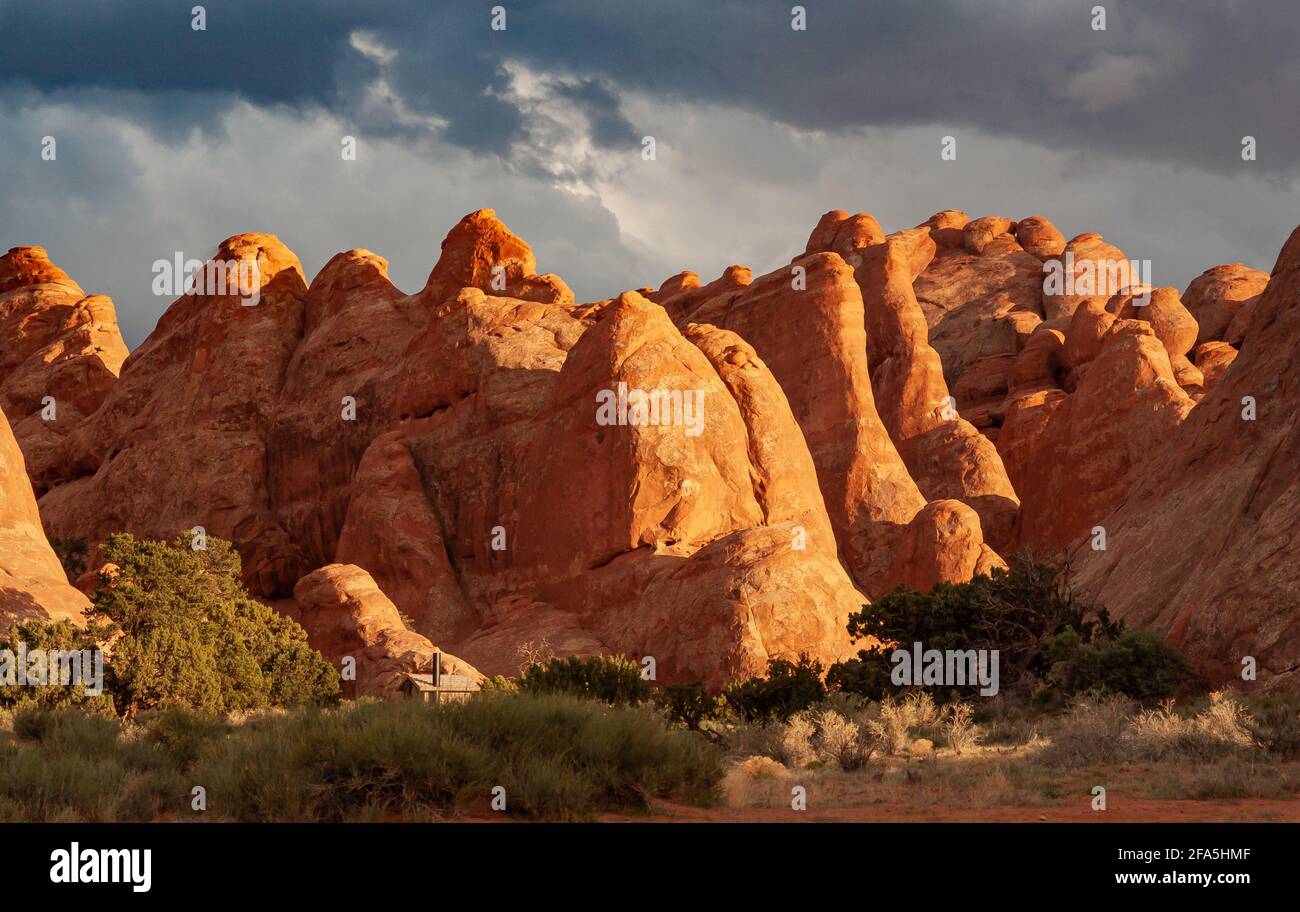 Die roten sandsteinfinnen sind Teil des Arches National Park, der Fiery Furnace genannt wird. Es liegt in der Nähe von Moab, Utah, USA. Stockfoto