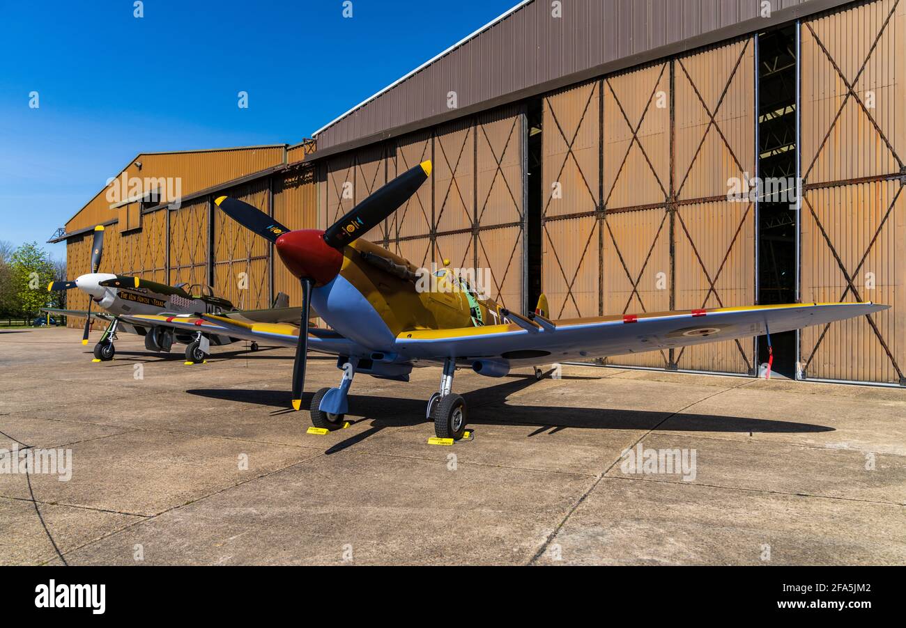Alte Kampfflugzeuge aus der Zeit des 2. Weltkriegs werden im Imperial war Museum (IWM) Duxford Cambridgeshire UK - Spitfire MkVc & North American P-51D Mustang ausgestellt. Stockfoto