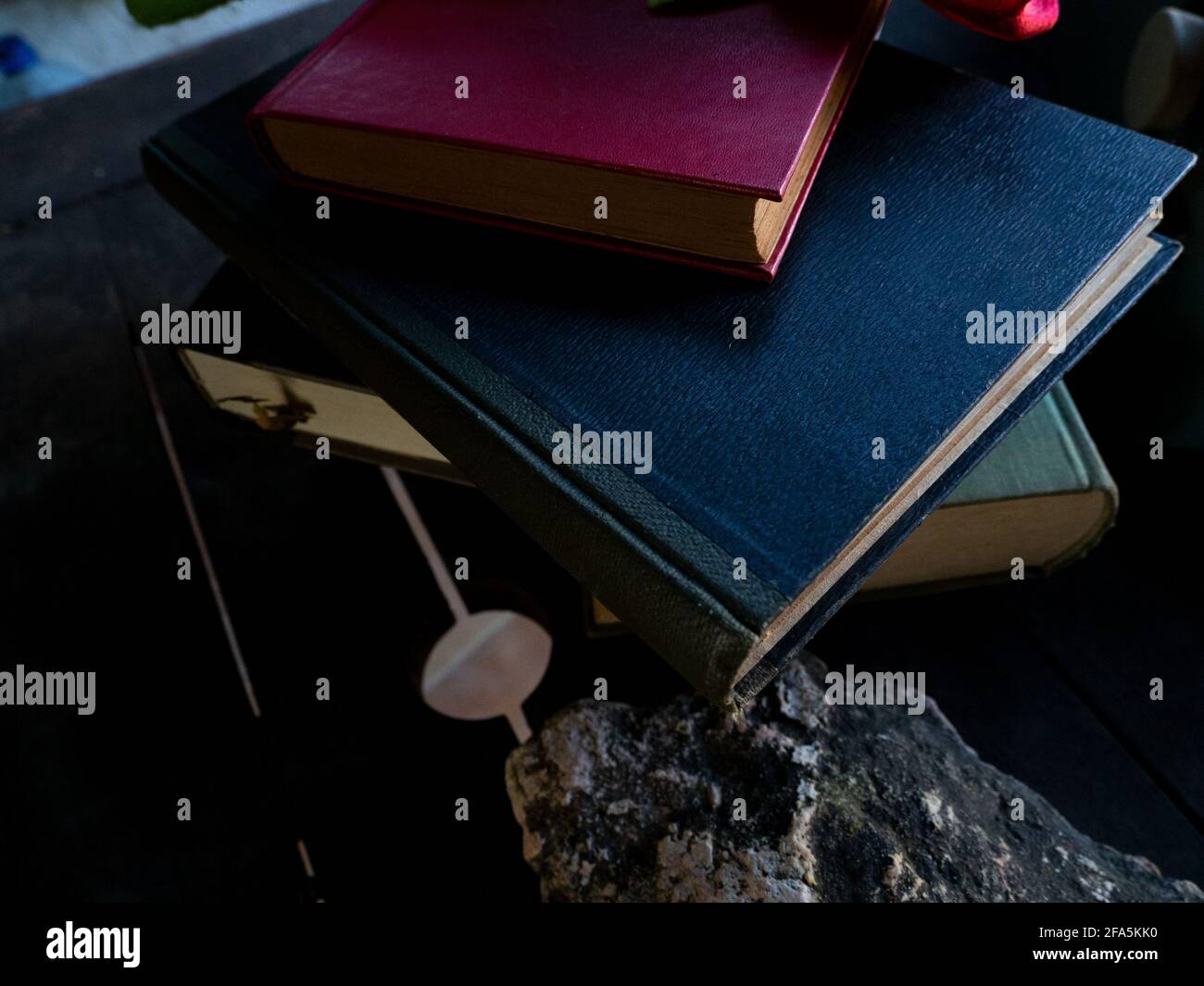 Eine Rose auf einem Stapel von Büchern und Eine Schreibmaschine Stockfoto