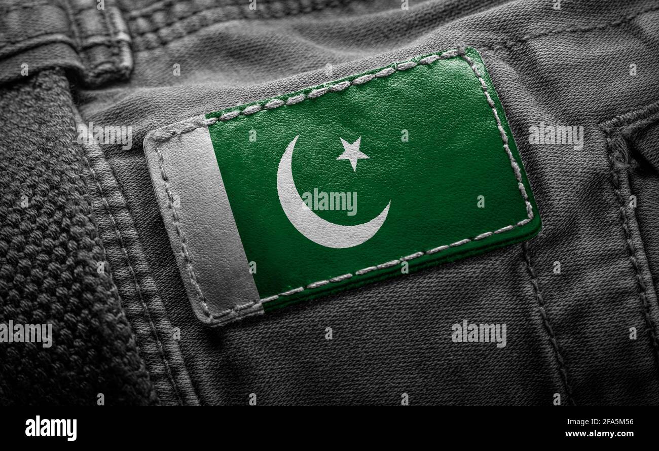 Anhänger auf dunkler Kleidung in Form der Flagge Pakistan Stockfoto