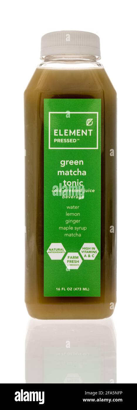 Winneconne, WI - 22. April 2021: Eine Flasche Element gepresstes grünes Matcha Tonic Drink auf einem isolierten Hintergrund Stockfoto
