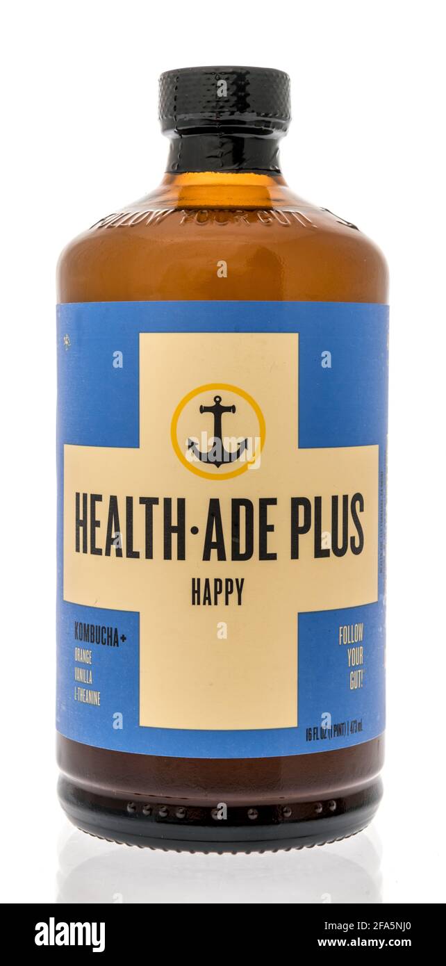 Winneconne, WI - 22. April 2021: Eine Flasche Health Ade plus glückliches Kombucha-Getränk auf einem isolierten Hintergrund Stockfoto