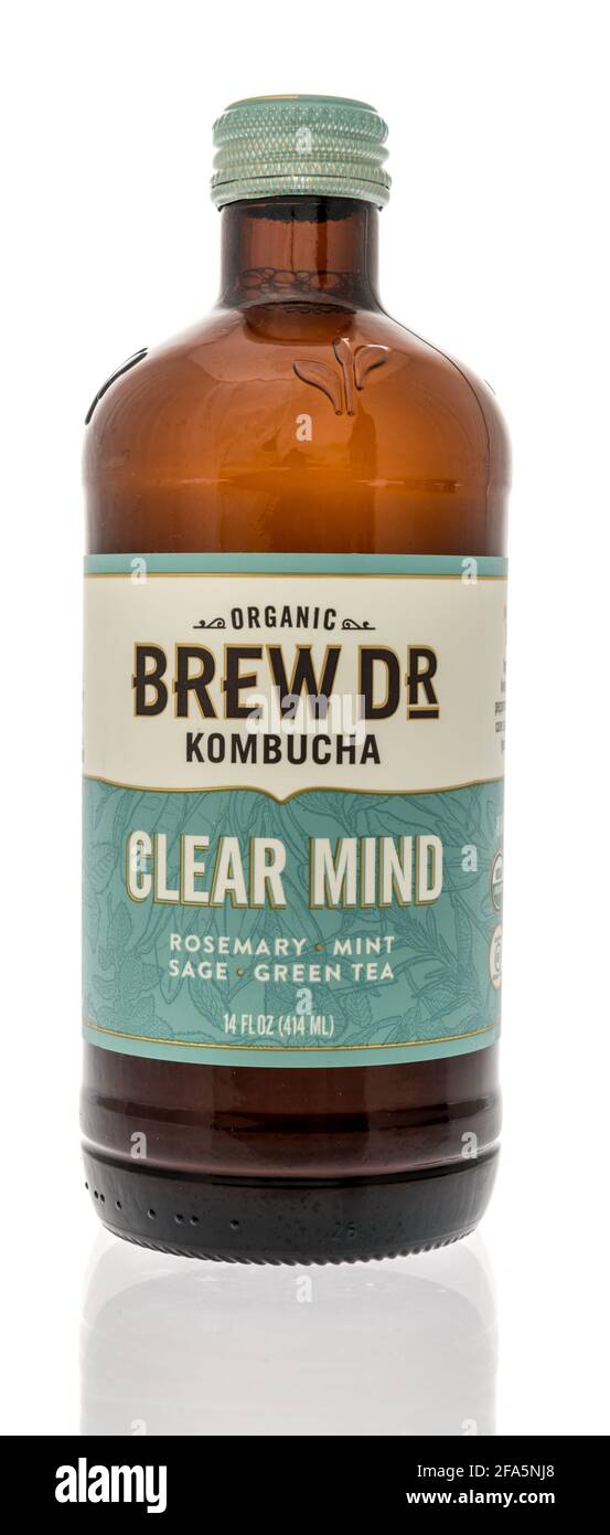 Winneconne, WI - 22. April 2021: Eine Flasche Brew Dr Kombucha Drink auf einem isolierten Hintergrund Stockfoto
