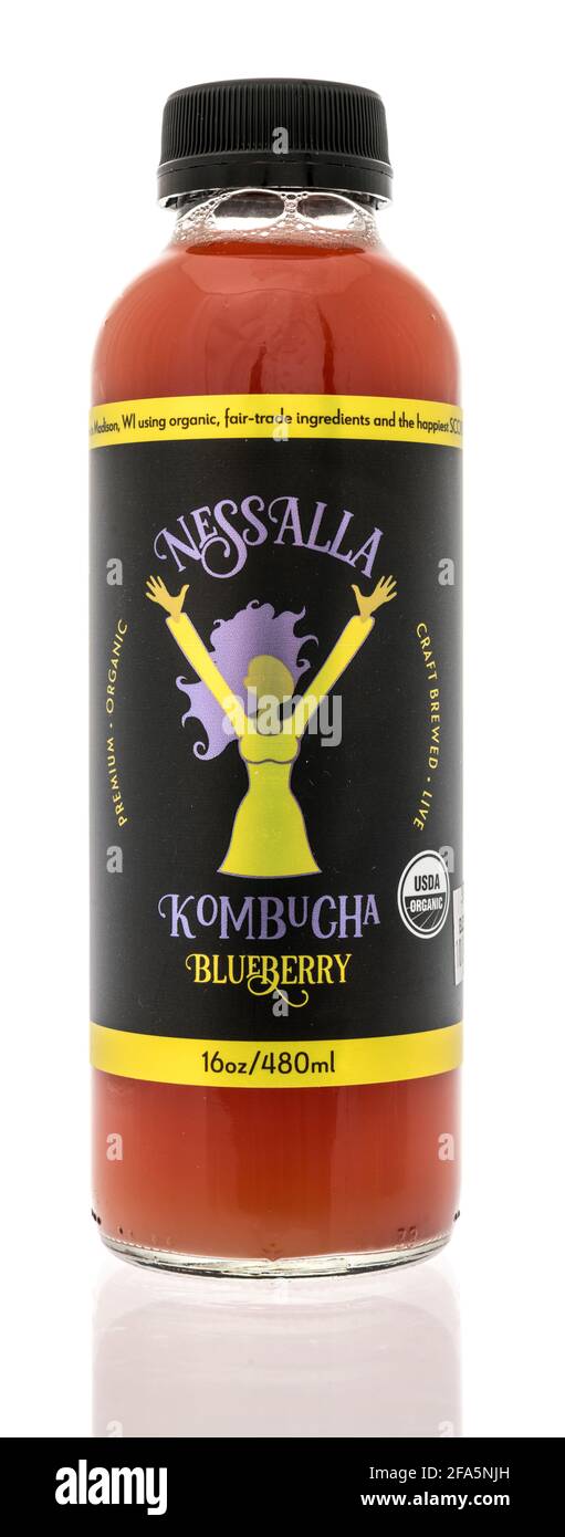 Winneconne, WI - 22. April 2021: Eine Flasche Nessalla Kombucha Drink auf einem isolierten Hintergrund Stockfoto