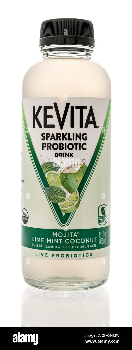 Winneconne, WI - 22. April 2021: Eine Flasche Kevita prickelndes probiotisches Getränk auf einem isolierten Hintergrund Stockfoto