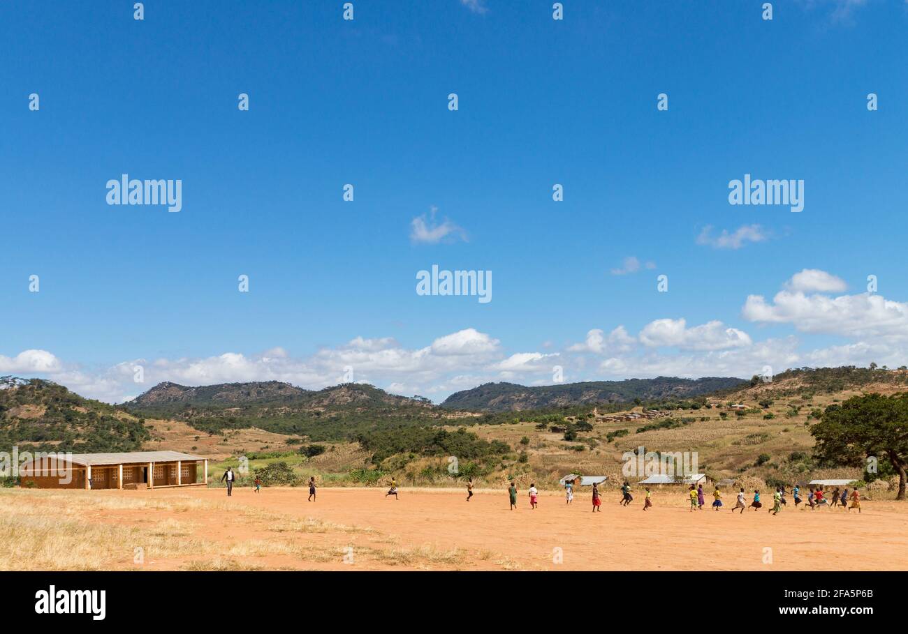 Kinder spielen Fußball in der Nähe einer Schule im Bezirk Mzimba, Malawi Stockfoto