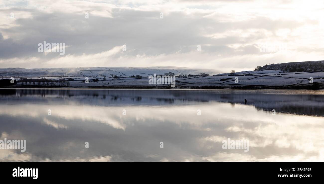Wintertag am Derwent Reservoir an der Grenze von Northumberland und der Grafschaft Durham in England. Derwent Waterside Park bietet Wander- und Radwege. Stockfoto