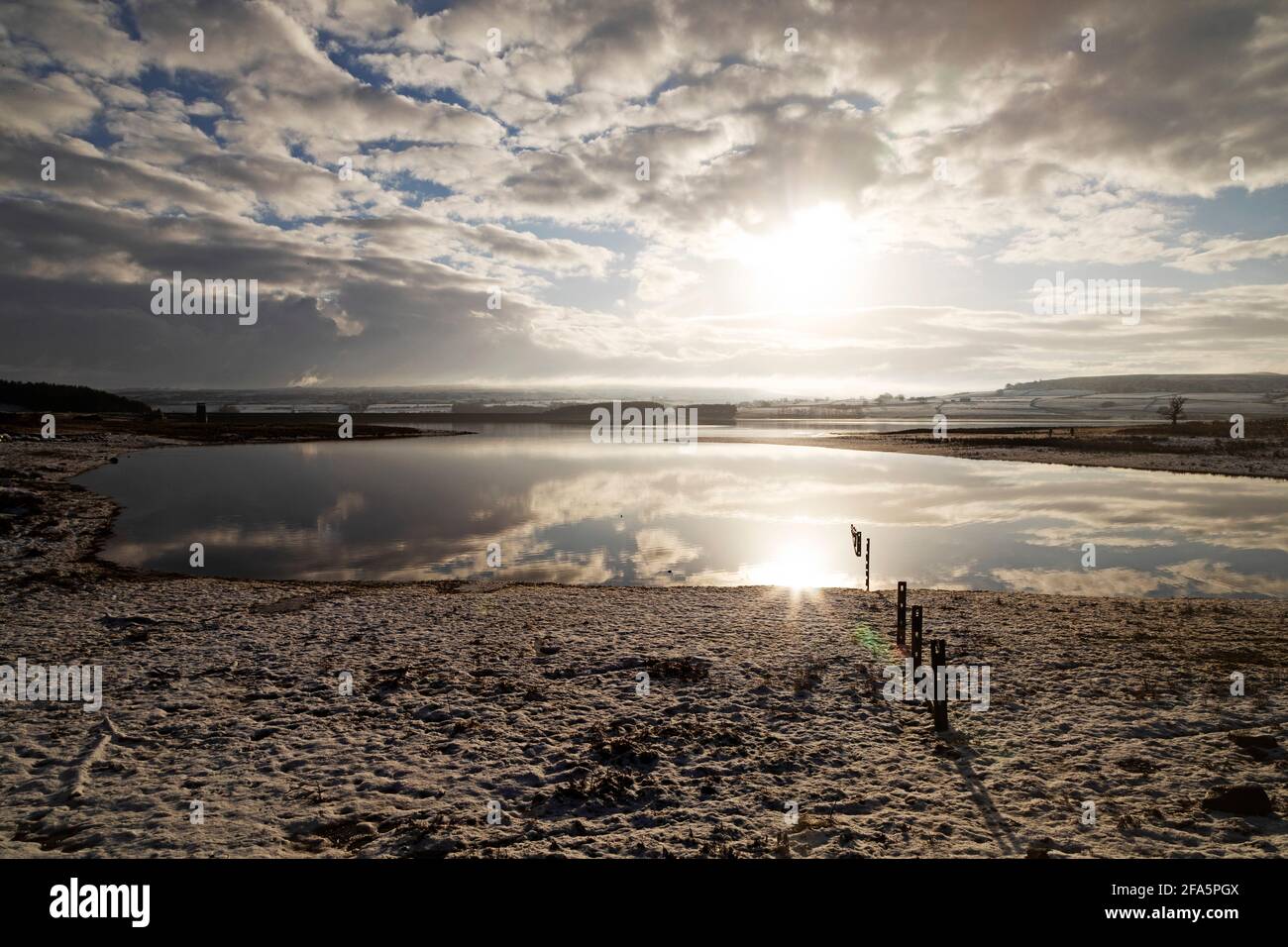 Wintertag am Derwent Reservoir an der Grenze von Northumberland und der Grafschaft Durham in England. Derwent Waterside Park bietet Wander- und Radwege. Stockfoto