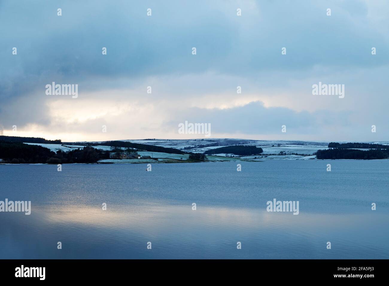 Sonnenlicht tauft die Oberfläche des Derwent Reservoir an der Grenze von Northumberland und der Grafschaft Durham in England. Stockfoto