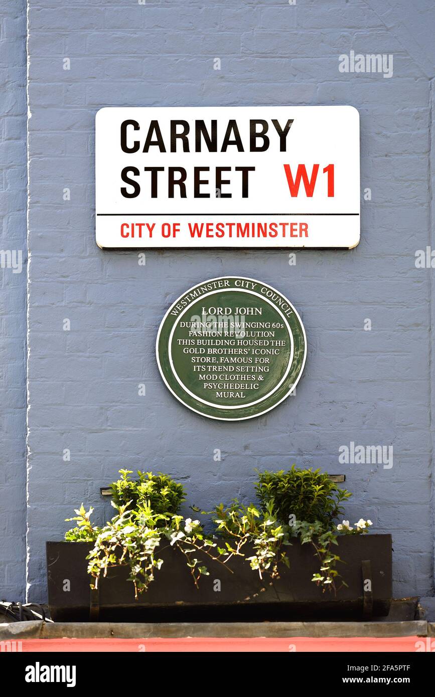London, England, Großbritannien. Carnaby Street - Straßenschild und Gedenktafel an Nr. 43 an 'Lord John', die Swinging Sixties, mod clothes and psychedelia s Stockfoto