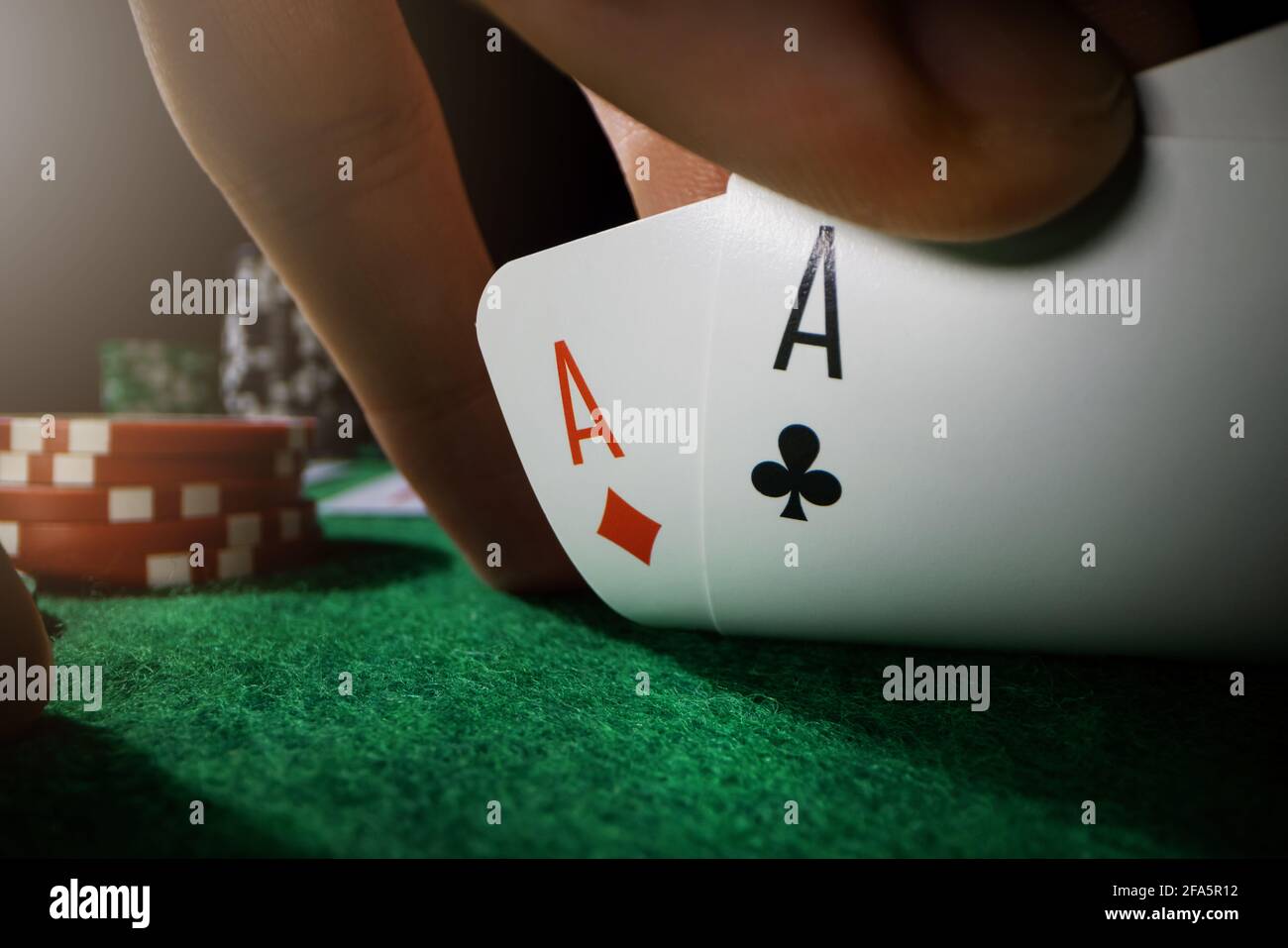 Guckt auf Pocket Asse. Poker im Casino mit Ass-Karten spielen Stockfoto