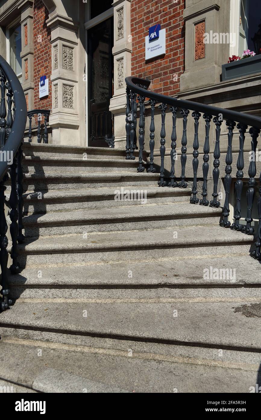 Geschwungene Treppe zum Eingang des Gebäudes auf St. Stephens, grün Dublin Stockfoto