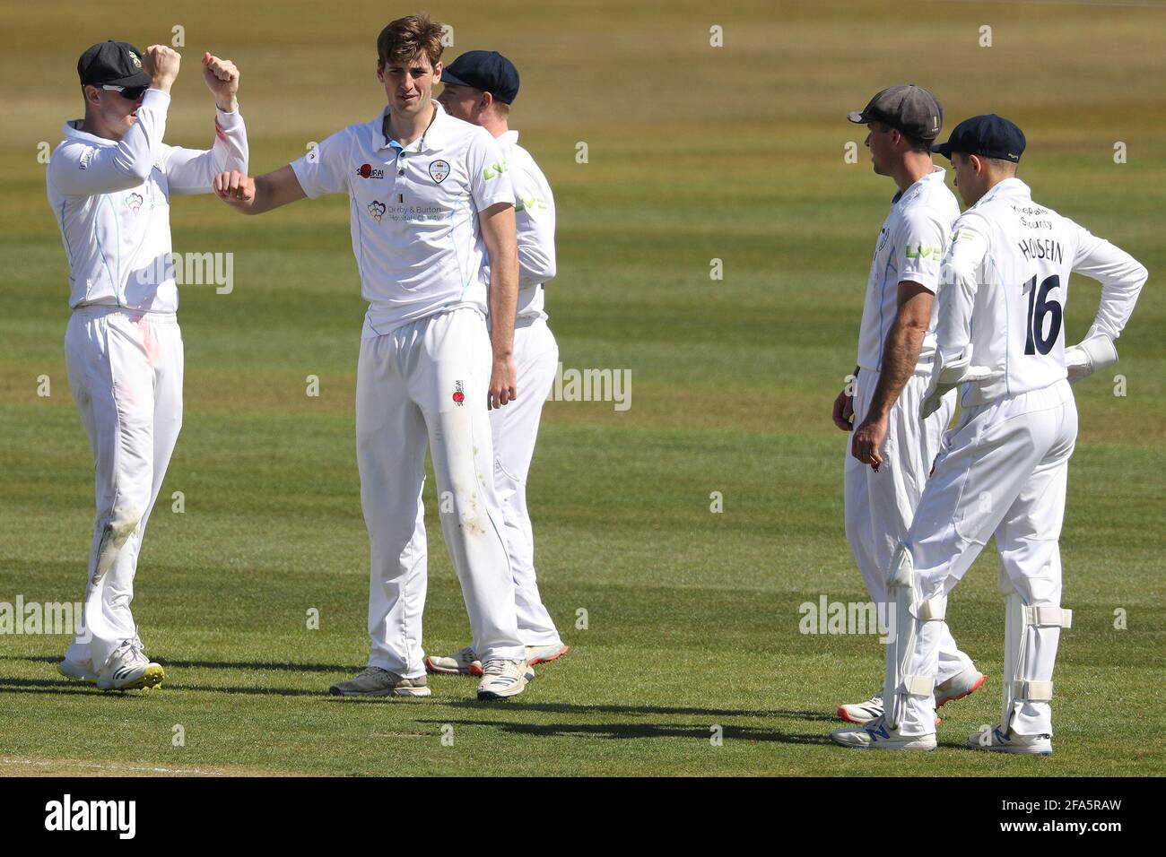 CHESTER LE STREET, GROSSBRITANNIEN. 23. APRIL Derbyshire feiert das Wicket von Ned Eckersley während des LV= Insurance County Championship-Spiels zwischen dem Durham County Cricket Club und dem Derbyshire County Cricket Club im Emirates Riverside, Chester le Street am Freitag, den 23. April 2021. (Quelle: Robert Smith) Quelle: MI News & Sport /Alamy Live News Stockfoto