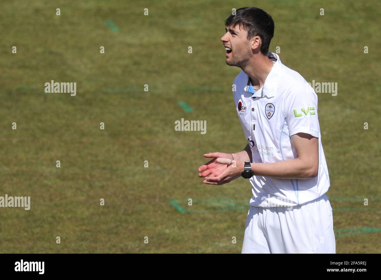 CHESTER LE STREET, GROSSBRITANNIEN. 23. APRIL George Scrimshaw aus Derbyshire während des LV= Insurance County Championship-Spiels zwischen dem Durham County Cricket Club und dem Derbyshire County Cricket Club im Emirates Riverside, Chester le Street am Freitag, 23. April 2021. (Quelle: Robert Smith) Quelle: MI News & Sport /Alamy Live News Stockfoto