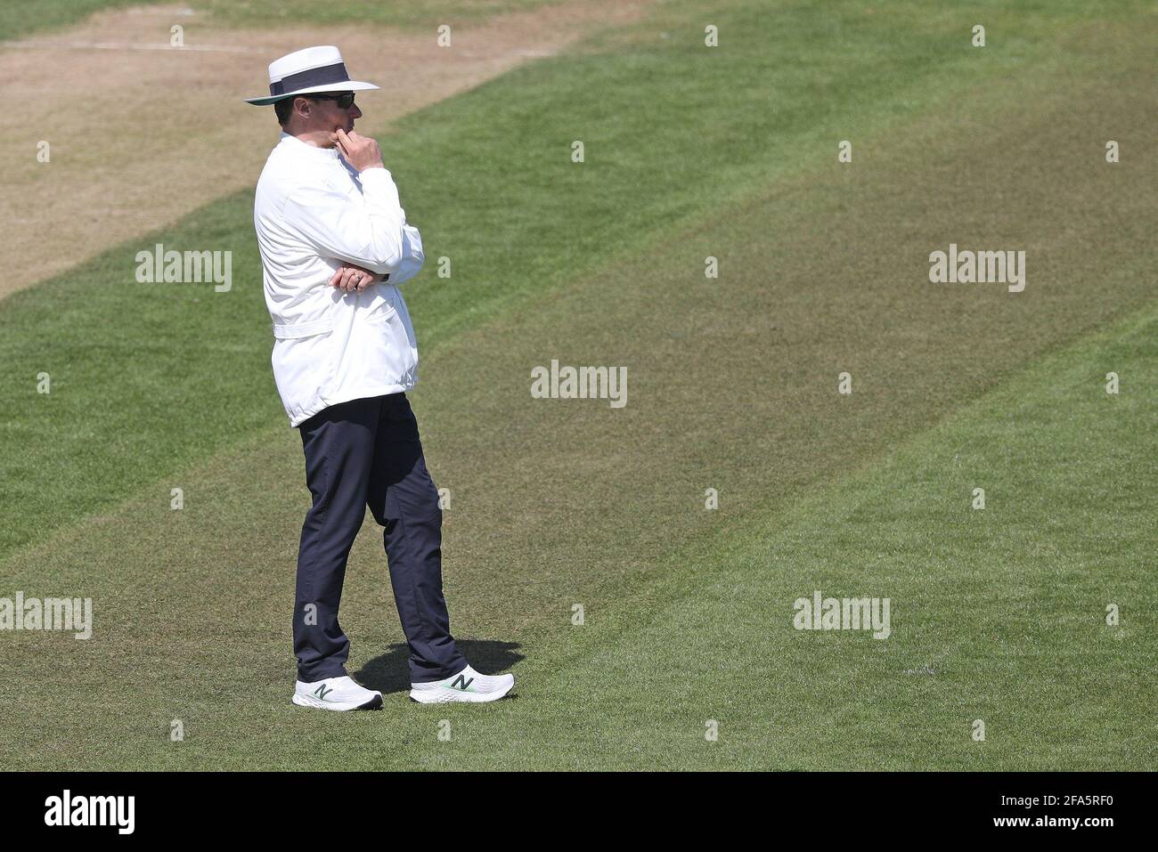 CHESTER LE STREET, GROSSBRITANNIEN. 23. APRIL Umpire Richard Kettleborough während des LV= Insurance County Championship-Spiels zwischen dem Durham County Cricket Club und dem Derbyshire County Cricket Club im Emirates Riverside, Chester le Street am Freitag, 23. April 2021. (Quelle: Robert Smith) Quelle: MI News & Sport /Alamy Live News Stockfoto