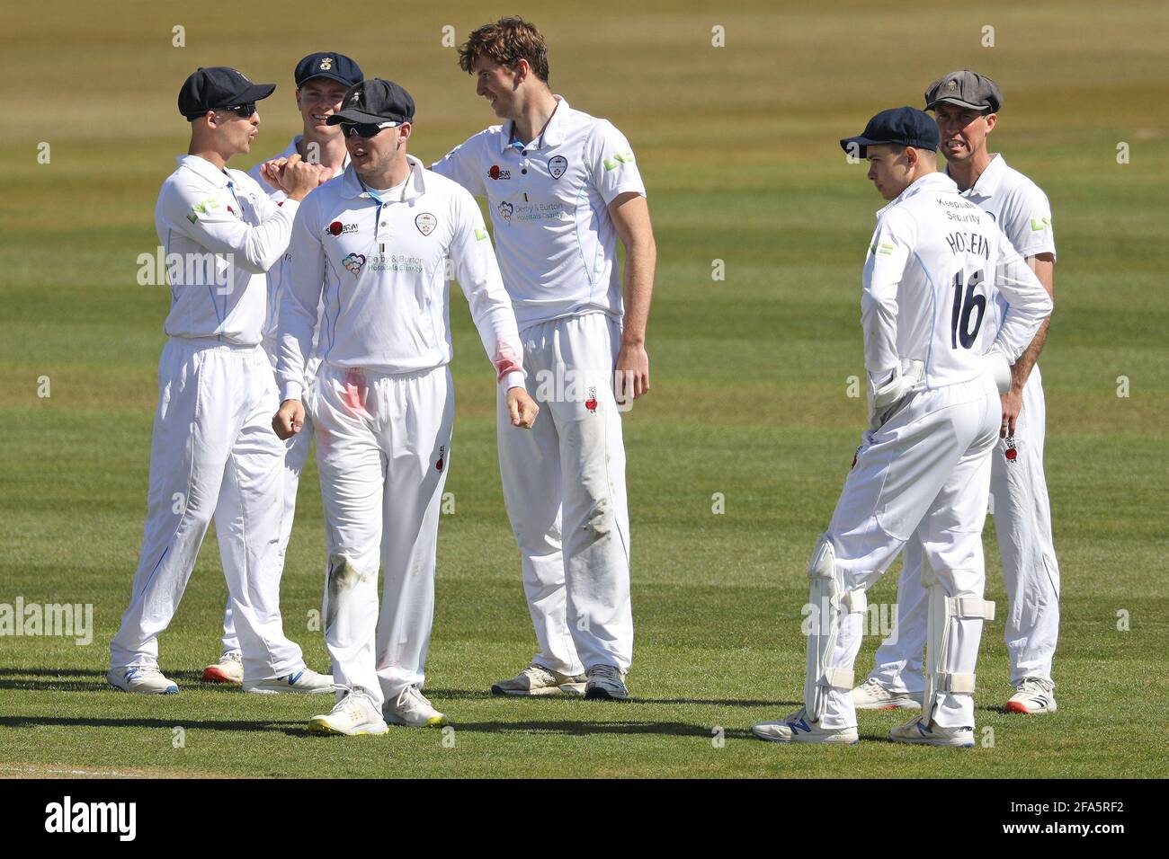 CHESTER LE STREET, GROSSBRITANNIEN. 23. APRIL Derbyshire feiert das Wicket von Ned Eckersley während des LV= Insurance County Championship-Spiels zwischen dem Durham County Cricket Club und dem Derbyshire County Cricket Club im Emirates Riverside, Chester le Street am Freitag, den 23. April 2021. (Quelle: Robert Smith) Quelle: MI News & Sport /Alamy Live News Stockfoto