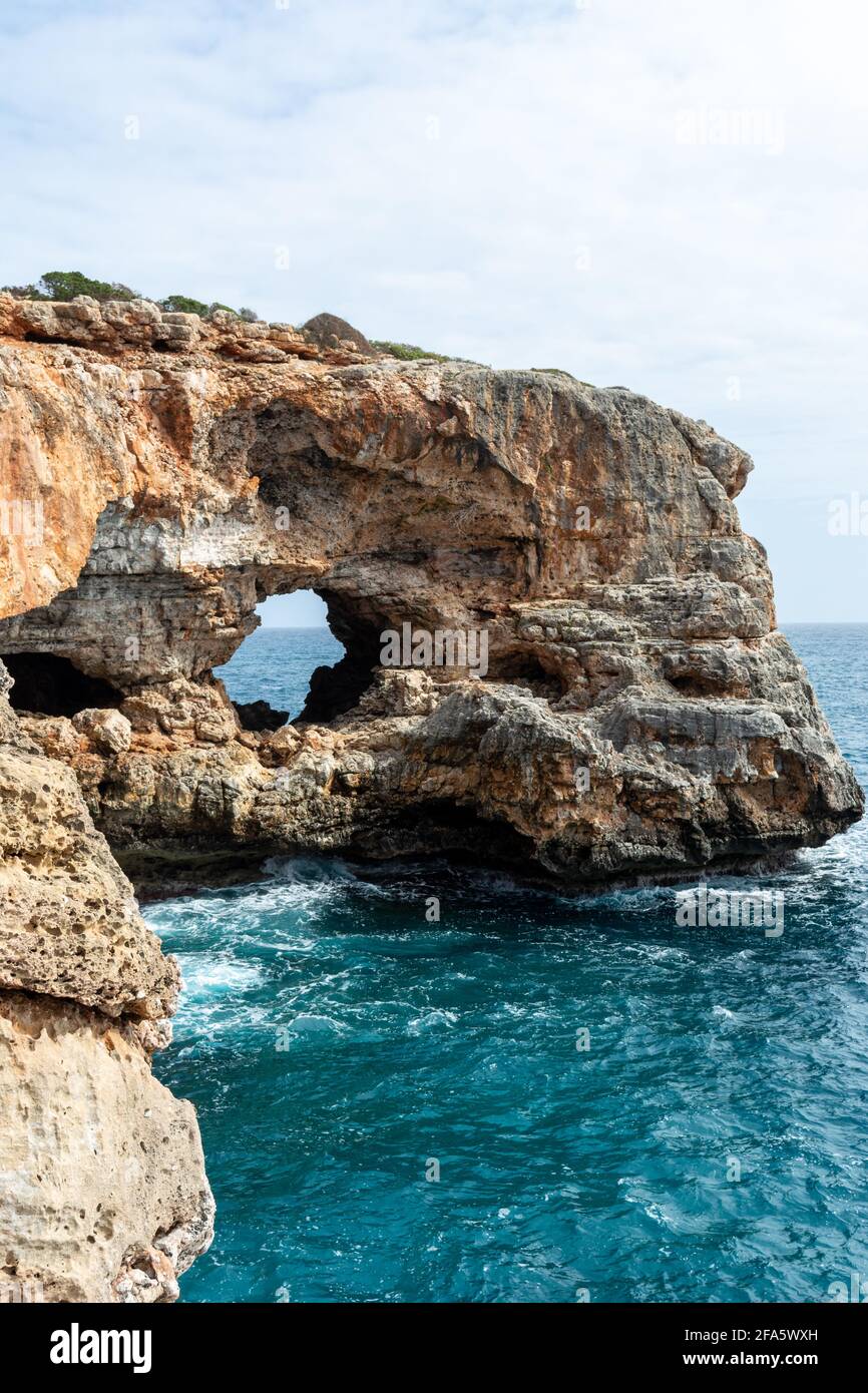 Faszinierender Blick auf einen Meilenstein in Cala Sanau, Mallorca, Balearen Stockfoto