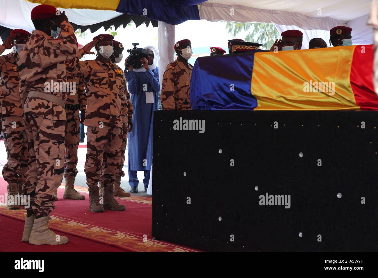 Mahamat Idriss Deby, Sohn des verstorbenen tschadischen Präsidenten Idriss Deby, begrüßt den Sarg des verstorbenen tschadischen Präsidenten Idriss Deby während des Staatsbegräbnisses in N'Djamena, Tschad, am 23. April 2021. Tschads Präsident Idriss Deby starb an Verletzungen, die bei Zusammenstößen mit Rebellen im Norden des Landes erlitten wurden, teilte ein Sprecher der Armee am 20. April 2021 im staatlichen Fernsehen mit. Deby war seit 1990 an der Macht und wurde bei den Wahlen vom 11. April 2021 für eine sechste Amtszeit wiedergewählt. Die staatliche Beerdigung findet am Morgen des 23. April 2021 statt, an der französische Präs teilnehmen Stockfoto