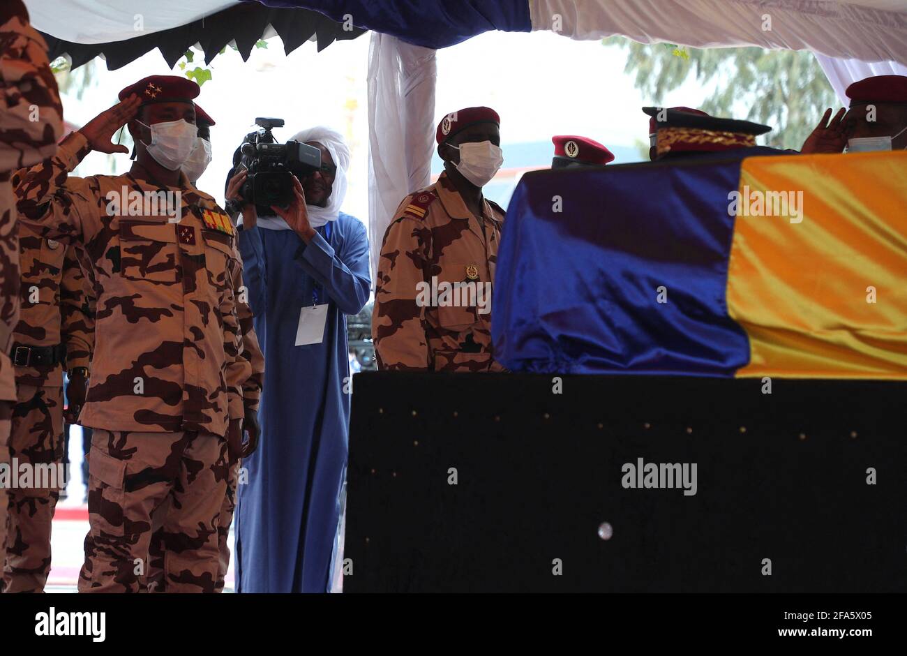 Mahamat Idriss Deby, Sohn des verstorbenen tschadischen Präsidenten Idriss Deby, begrüßt den Sarg des verstorbenen tschadischen Präsidenten Idriss Deby während des Staatsbegräbnisses in N'Djamena, Tschad, am 23. April 2021. Tschads Präsident Idriss Deby starb an Verletzungen, die bei Zusammenstößen mit Rebellen im Norden des Landes erlitten wurden, teilte ein Sprecher der Armee am 20. April 2021 im staatlichen Fernsehen mit. Deby war seit 1990 an der Macht und wurde bei den Wahlen vom 11. April 2021 für eine sechste Amtszeit wiedergewählt. Die staatliche Beerdigung findet am Morgen des 23. April 2021 statt, an der französische Präs teilnehmen Stockfoto