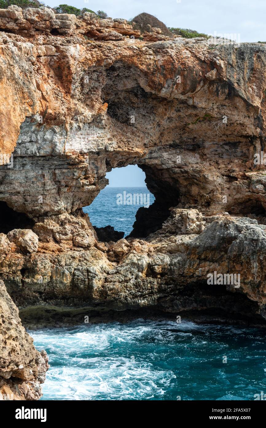Faszinierender Blick auf einen Meilenstein in Cala Sanau, Mallorca, Balearen Stockfoto