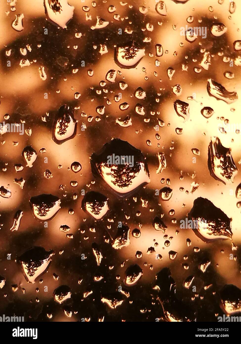Wassertröpfchen aus meinem Zimmer, während eines regnerischen Tages in Göttingen, Deutschland. Stockfoto