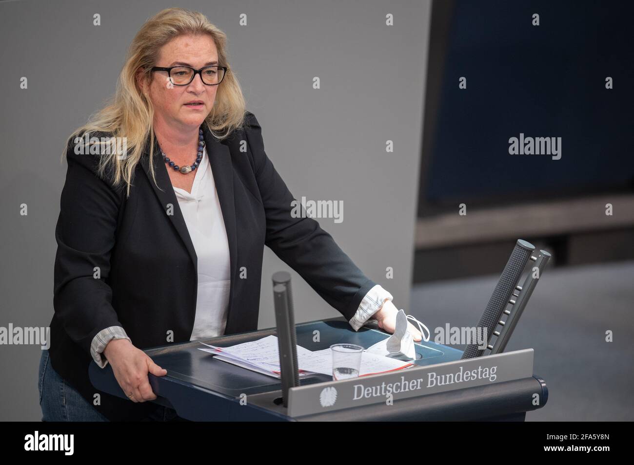 Berlin Deutschland April 21 Katrin Budde Spd Spricht Im Bundestag Zum Thema Ostlicher Arbeitsmarkt Quelle Christophe Gateau Dpa Alamy Live News Stockfotografie Alamy