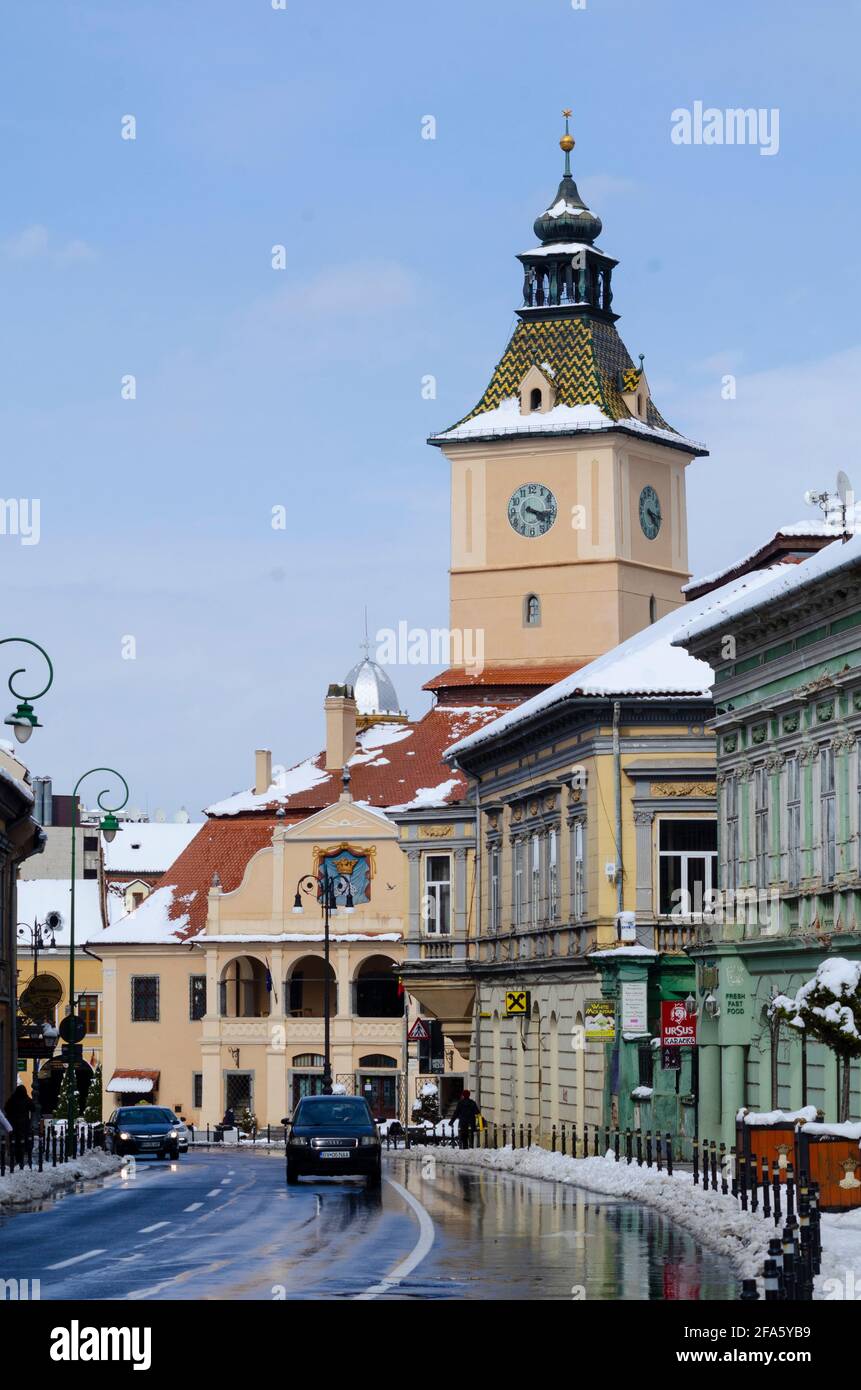 Frühlingsschnee im historischen Zentrum von Brasov Rumänien. Die berühmte Casa Sfatului - auf Englisch bekannt als das Council House - ist in der Backgroun prominent Stockfoto