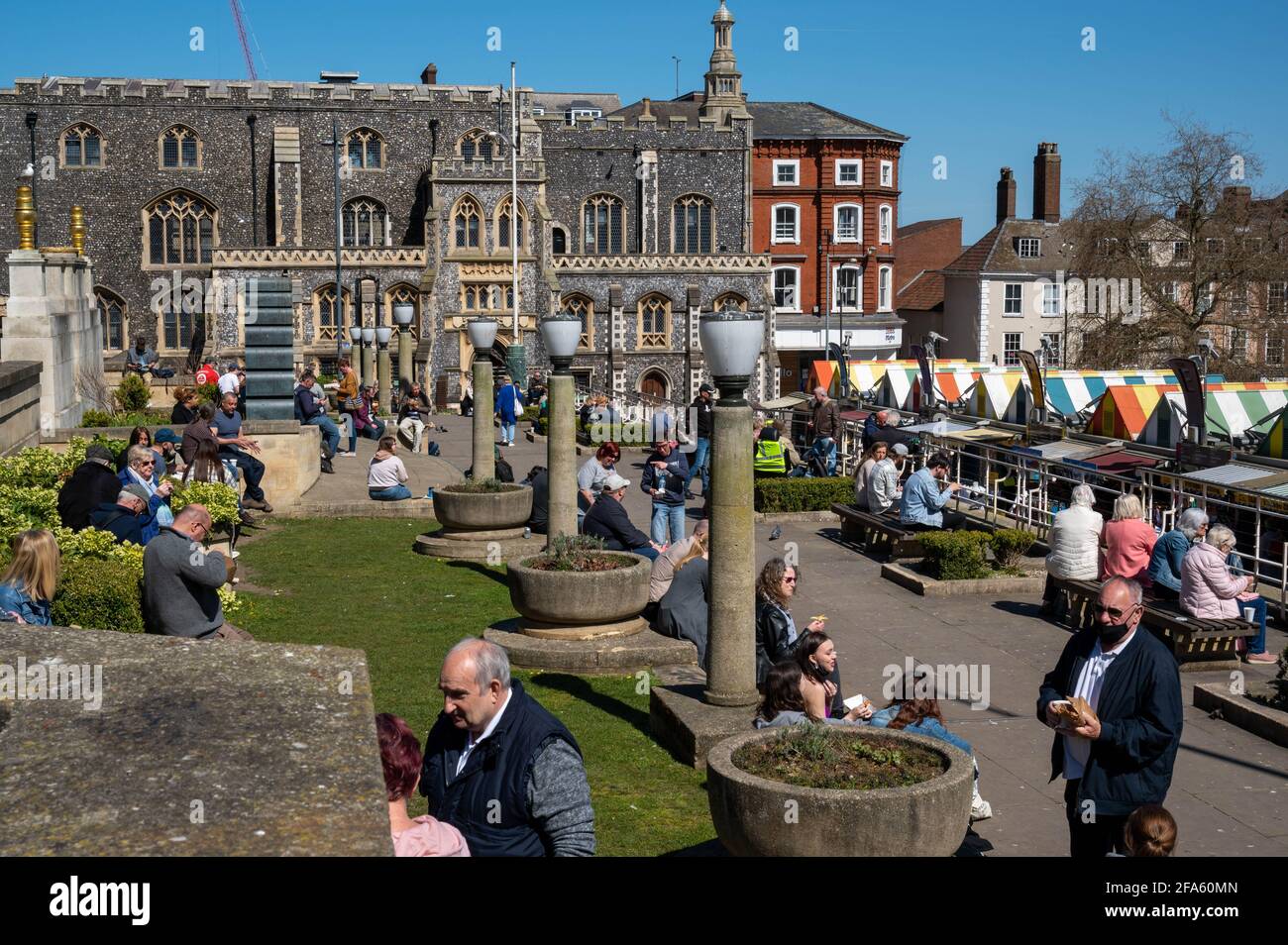 Auf dem Markt im Stadtzentrum von Norwich werden die Leute, die sich im Hotel niederlassen, von Gärten umgeben Frühlingssonne Essen und Trinken nach Lockdown Leitlinien gelockert Stockfoto