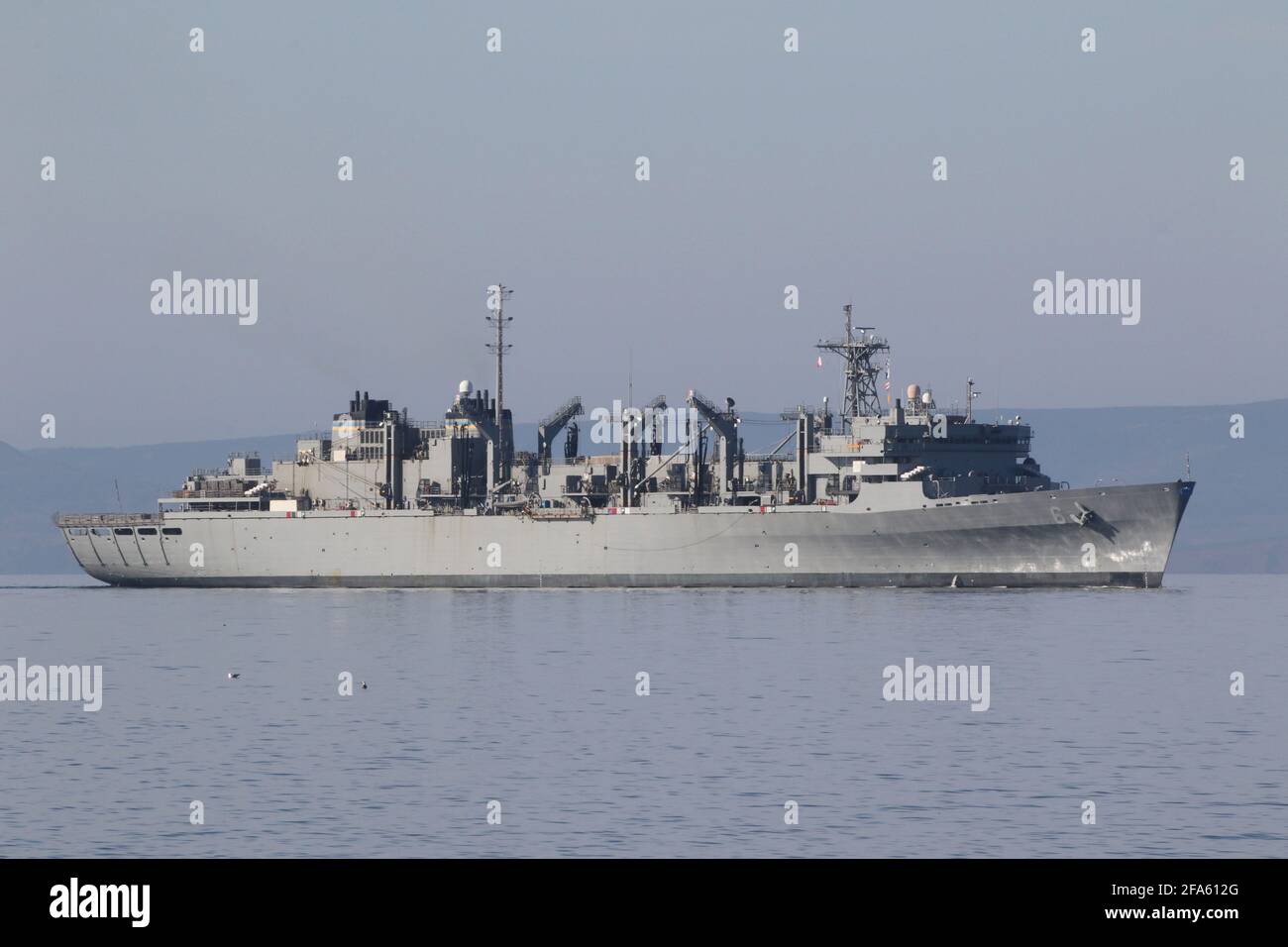 USNS Supply (T-AOE-6), ein von der US Navy betriebenes Schnellkampfschiff der Versorgungsklasse, das Hunterston auf dem Firth of Clyde, Schottland, nähert. Stockfoto