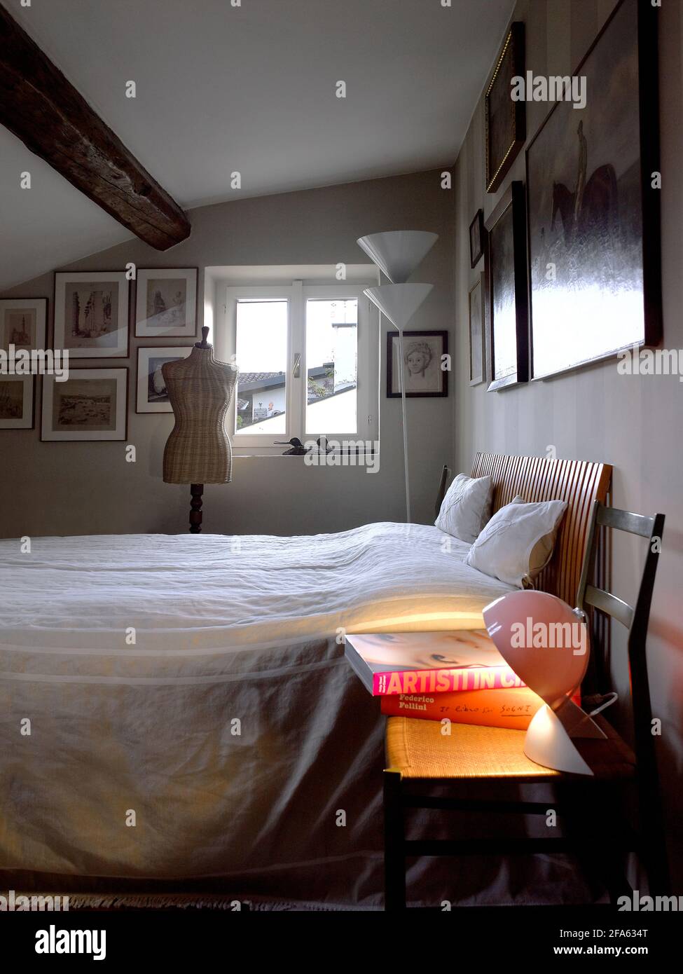 Kleines Schlafzimmer in einer Mansarde in Mailand, Italien Stockfoto