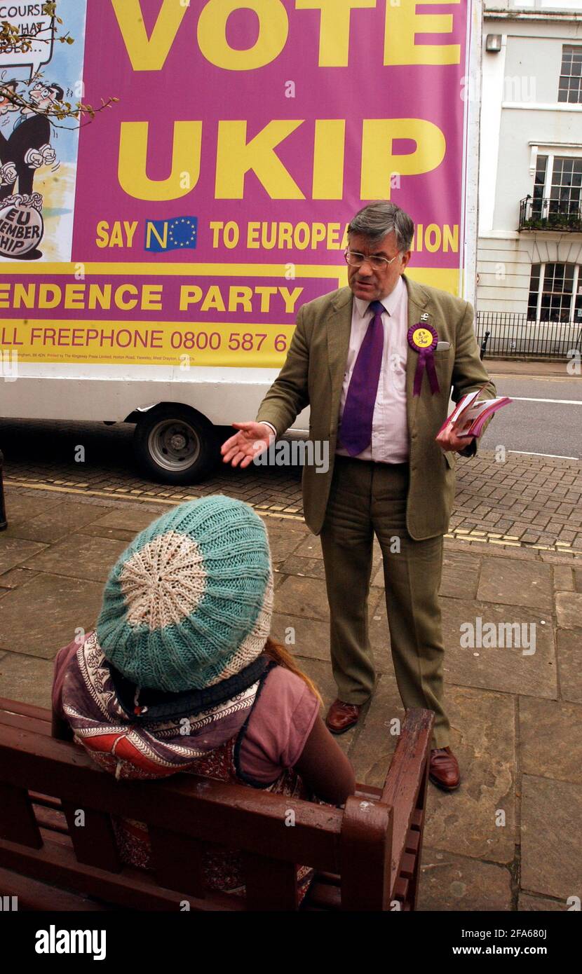 UKIPS ROGER KNAPMAN CAMPAIGNING IN TOTNES , DEVON,25/4/05 TOM PILSTON Stockfoto