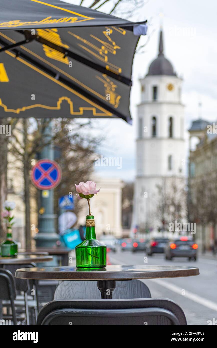 Vilnius hat Bars und Restaurants nach der Sperrung aufgrund von Covid oder Coronavirus wieder geöffnet, Tische, Stühle und Sonnenschirme stehen bereit, um zu öffnen, aufzustehen und die Speisekarte zu öffnen Stockfoto