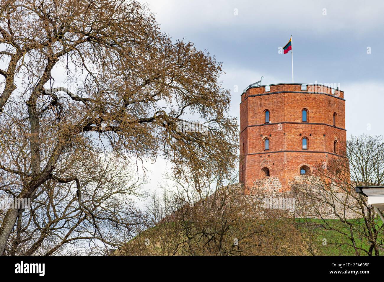 Gediminas Turm oder Burg, der verbleibende Teil der oberen mittelalterlichen Burg in Vilnius, Litauen mit litauischer Flagge Stockfoto