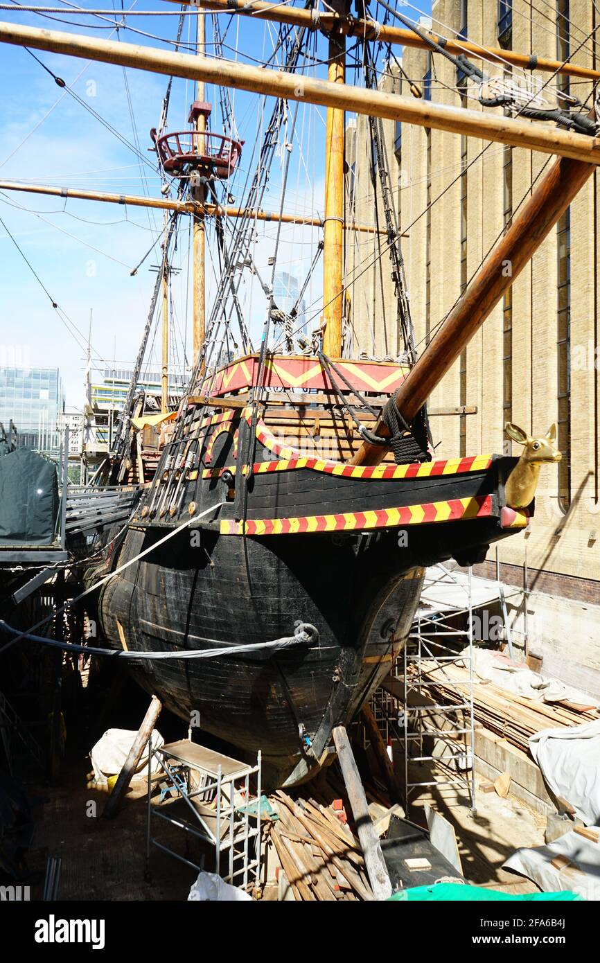 Eine Nachbildung des Bootes „The Golden Hind“ von Sir Francis Drake am St. Mary Overie Dock, Bankside, London, England, Großbritannien Stockfoto