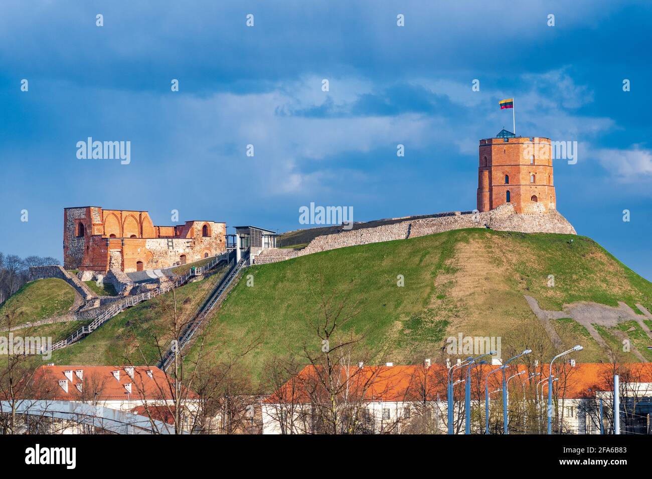 Gediminas Turm oder Burg, der verbleibende Teil der oberen mittelalterlichen Burg in Vilnius, Litauen mit litauischer Flagge Stockfoto