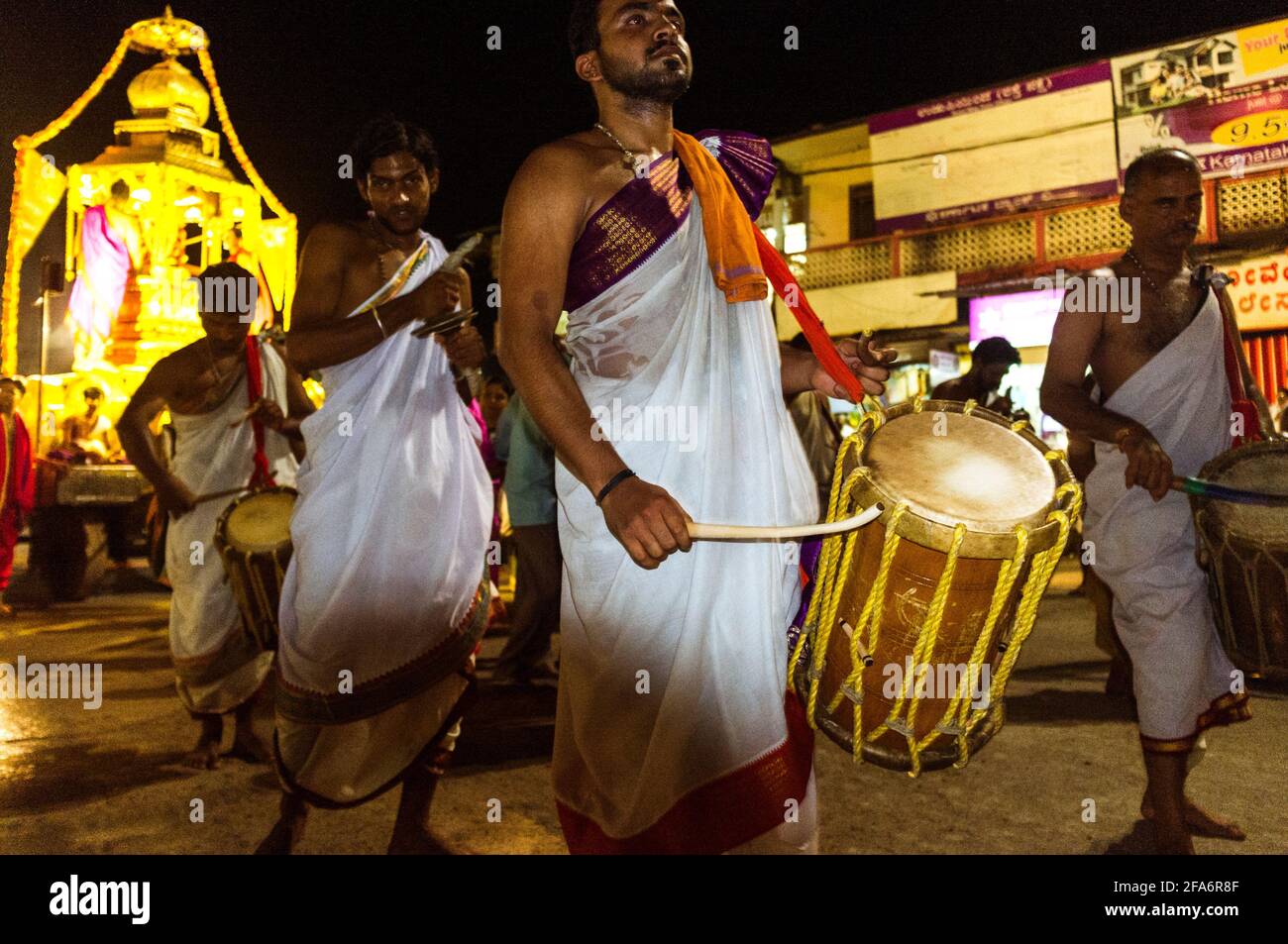 Udupi, Karnataka, Indien : EINE Gruppe Brahmanen-Priester marschieren nachts mit Trommeln um den Krishna-Tempel aus dem 13. Jahrhundert herum. Der Tempel wurde von gegründet Stockfoto