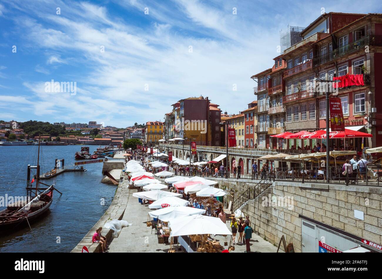 Porto, Portugal - 27. Juli 2018 : Stadthäuser am Fluss Douro im UNESCO-Weltkulturerbe Ribeira. Zufällige Personen im Hintergrund. Stockfoto