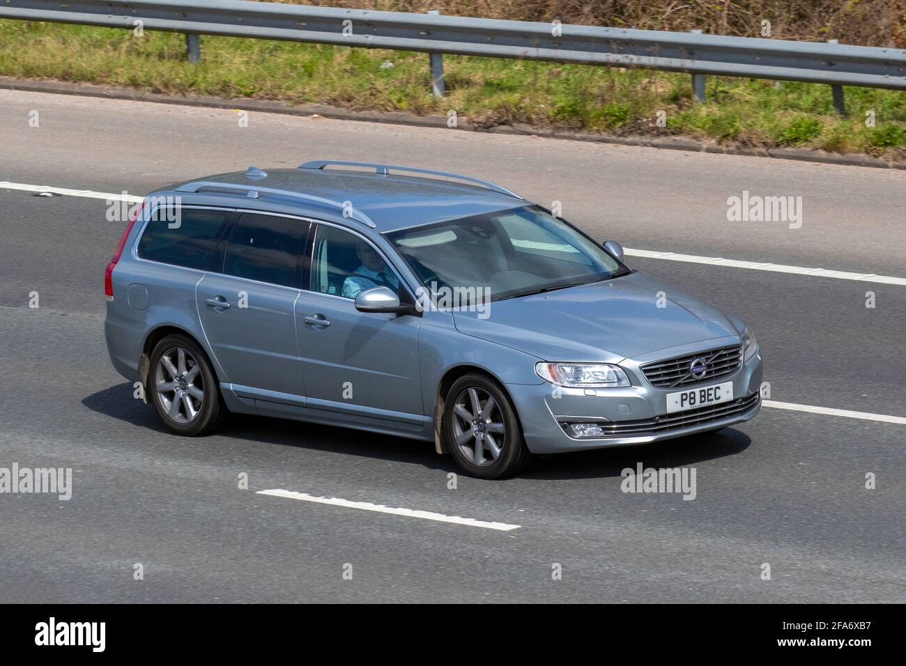 2015 grauer Volvo V70 SE Lux D4 Auto; Fahrzeuge, Autos, Fahrzeuge, die auf britischen Straßen fahren, Motoren, Fahrzeuge, die auf dem englischen Autobahnnetz M6 fahren Stockfoto