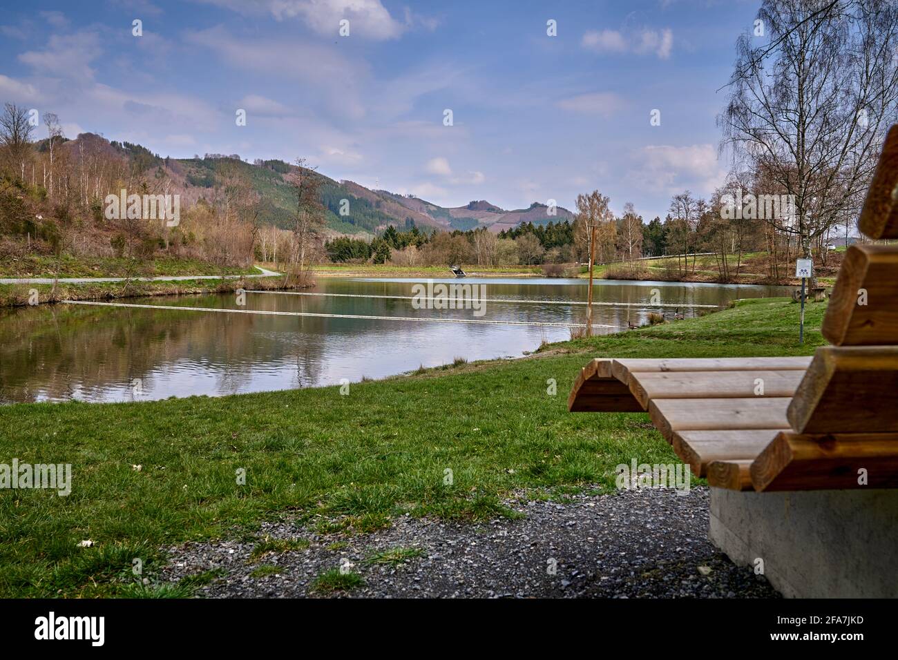 Traumort ist der Esmecke-Stausee, auch Einbergsee genannt, ein schönes Naturgebiet im Naturpark Sauerland-Rothaargebirge. Stockfoto