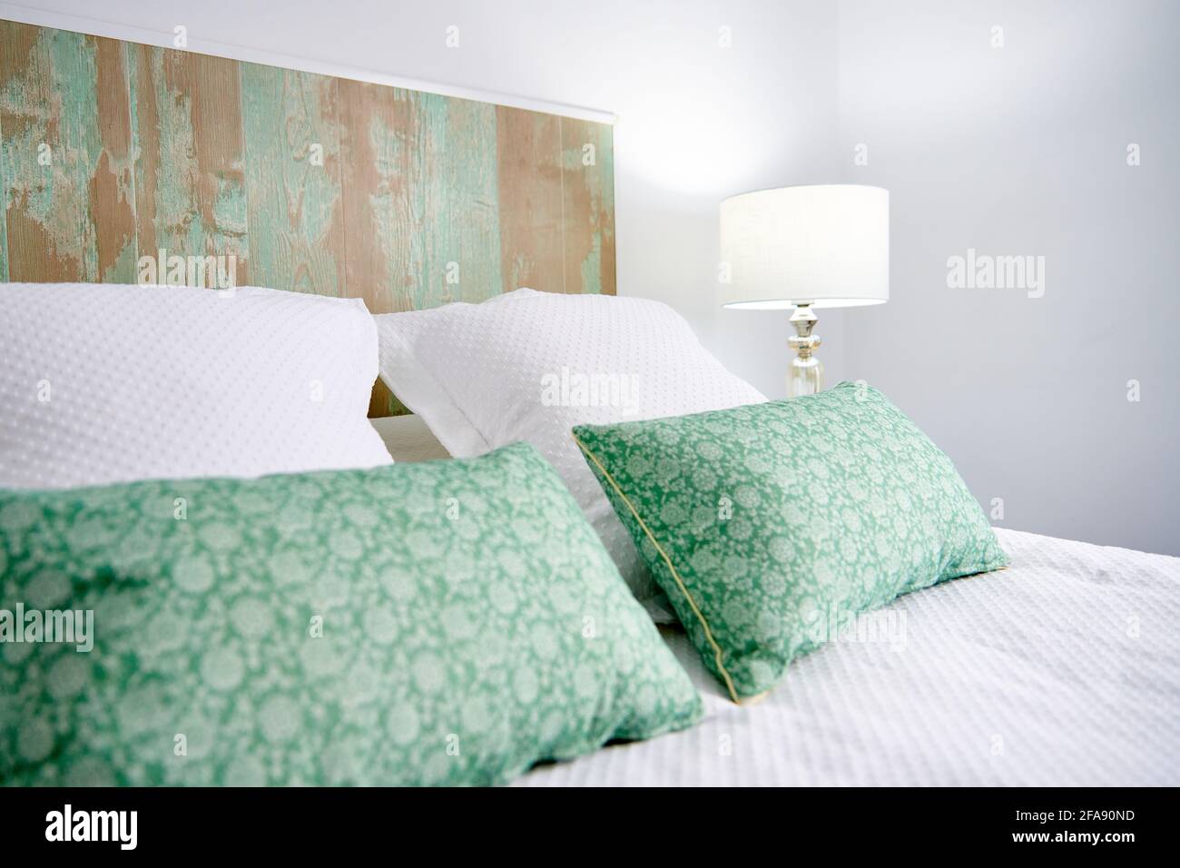 Vertikale Aufnahme von Kissen auf dem Bett in weiß Laterne Hintergrund  Stockfotografie - Alamy