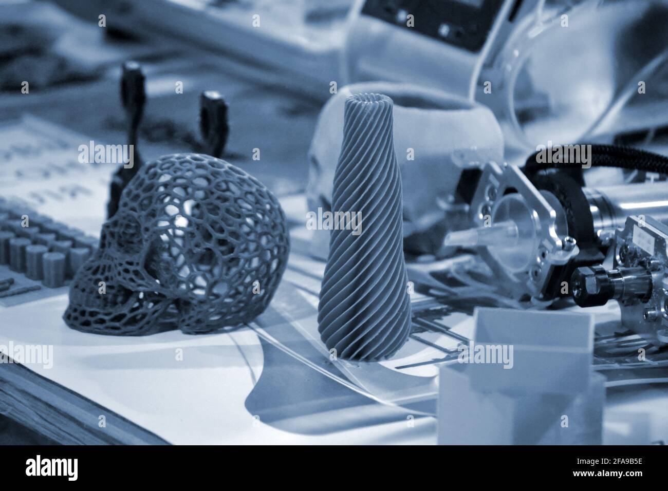 Objekte, die von einem 3d-Drucker aus der Nähe gedruckt werden. Fortschrittliche moderne Additivtechnologie Stockfoto