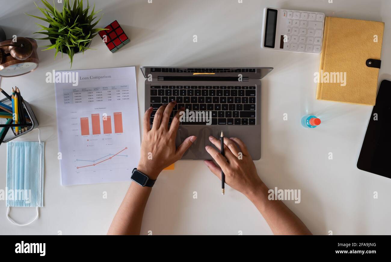 Blick von oben auf die männliche Hand, die am Laptop oder Schreibtisch verwendet wird - Arbeit von zu Hause Konzept Stockfoto