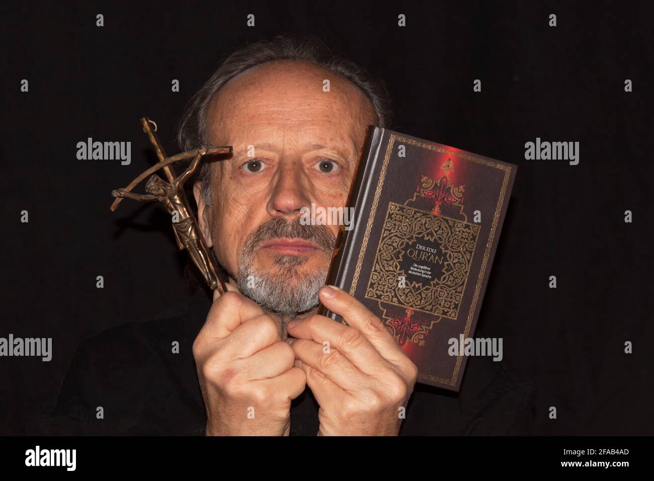 2 Religionen, Jesus Kreuz und Quran Stockfoto