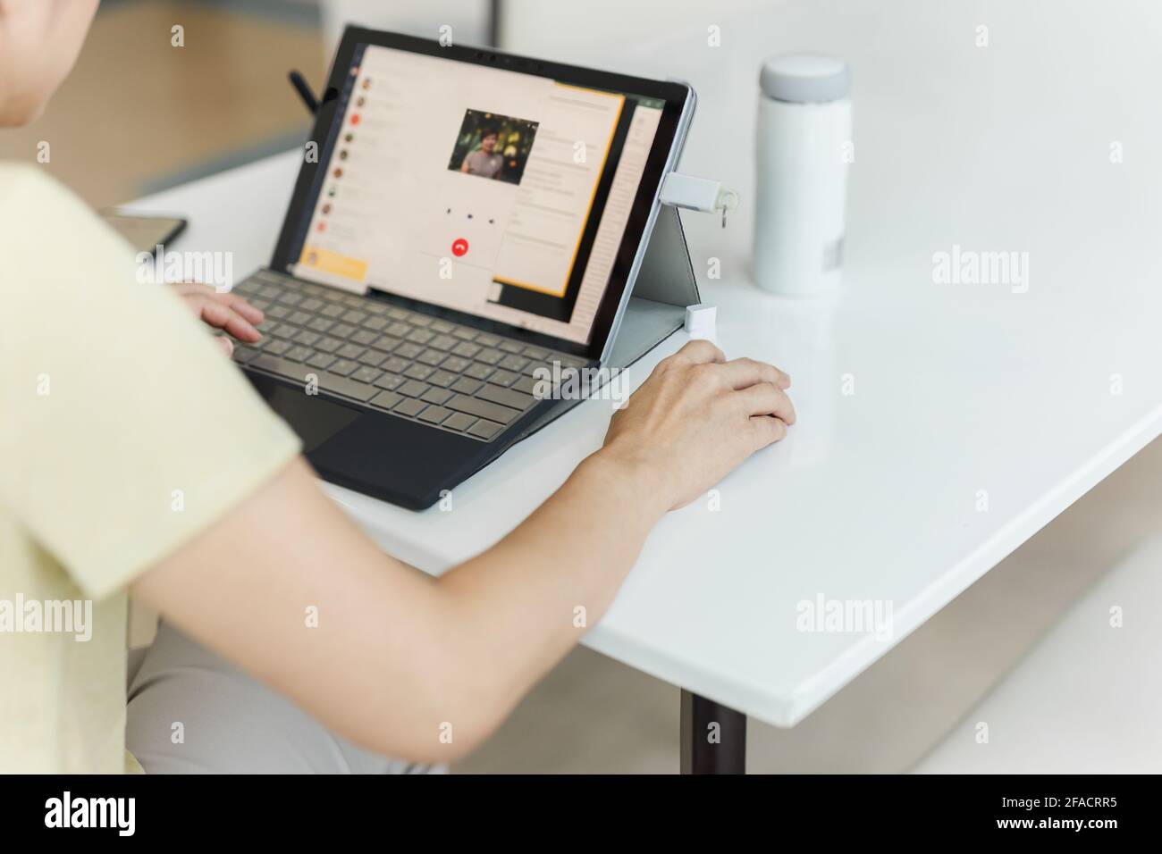 Geschäftsfrau, die zu Hause mit einem Laptop einen Videoanruf an einen Geschäftspartner führt. Stockfoto