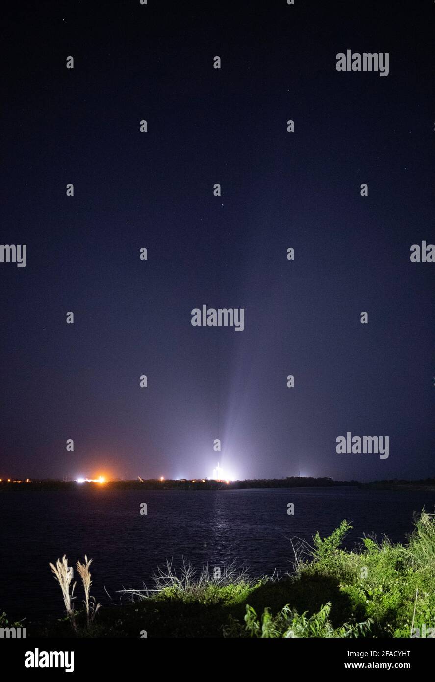 Eine SpaceX Falcon 9-Rakete mit der Crew Dragon-Sonde des Unternehmens an Bord wird von Scheinwerfern auf der Startfläche des Launch Complex 39A beleuchtet, während der Countdown für den Start der Crew-2-Mission am Freitag, den 23. April 2021, im Kennedy Space Center der NASA in Florida fortgesetzt wird. Die NASA-Mission SpaceX Crew-2 ist die zweite Rundungsmission der Raumsonde SpaceX Crew Dragon und der Falcon 9-Rakete zur Internationalen Raumstation im Rahmen des Commercial Crew Program der Agentur. Die NASA-Astronauten Shane Kimbrough und Megan McArthur, der ESA-Astronaut Thomas Pesquet und Japan A Stockfoto