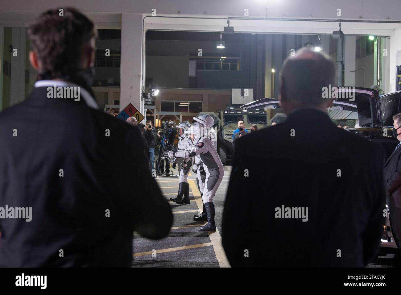SpaceX Chief Engineer Elon Musk, links, und amtierender NASA-Administrator Steve Jurczyk, rechts, als ESA-Astronaut (European Space Agency) Thomas Pesquet, Astronaut Akihiko Hoshide der Japan Aerospace Exploration Agency (JAXA), Und die NASA-Astronauten Shane Kimbrough und Megan McArthur bereiten sich darauf vor, das Neil A. Armstrong Operations and Checkout Building für den Launch Complex 39A zu verlassen, um am Freitag, den 23. April 2021, im Kennedy Space Center der NASA in Florida an Bord der Raumsonde SpaceX Crew Dragon zum Start der Mission Crew-2 zu gehen. Die NASA-Mission SpaceX Crew-2 ist die zweite Crew-Rotationsmission der SpaceX Crew Stockfoto
