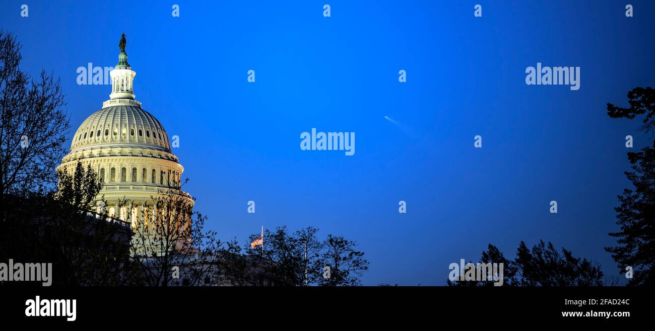 Eine SpaceX Falcon 9-Rakete, die das Raumschiff Crew Dragon des Unternehmens trägt, ist rechts vom US-Kapitolgebäude in Washington zu sehen, da sie die NASA-Mission SpaceX Crew-2 zur Internationalen Raumstation mit den NASA-Astronauten Shane Kimbrough und Megan McArthur, ESA (European Space Agency) startet. astronaut Thomas Pesquet und der Astronaut Akihiko Hoshide der Japan Aerospace Exploration Agency (JAXA) an Bord, Freitag, den 23. April 2021, von Cape Canaveral, Florida. Die NASA-Mission SpaceX Crew-2 ist die zweite Rundungsmission der Raumsonde SpaceX Crew Dragon und der Falcon 9-Rakete zum Internat Stockfoto