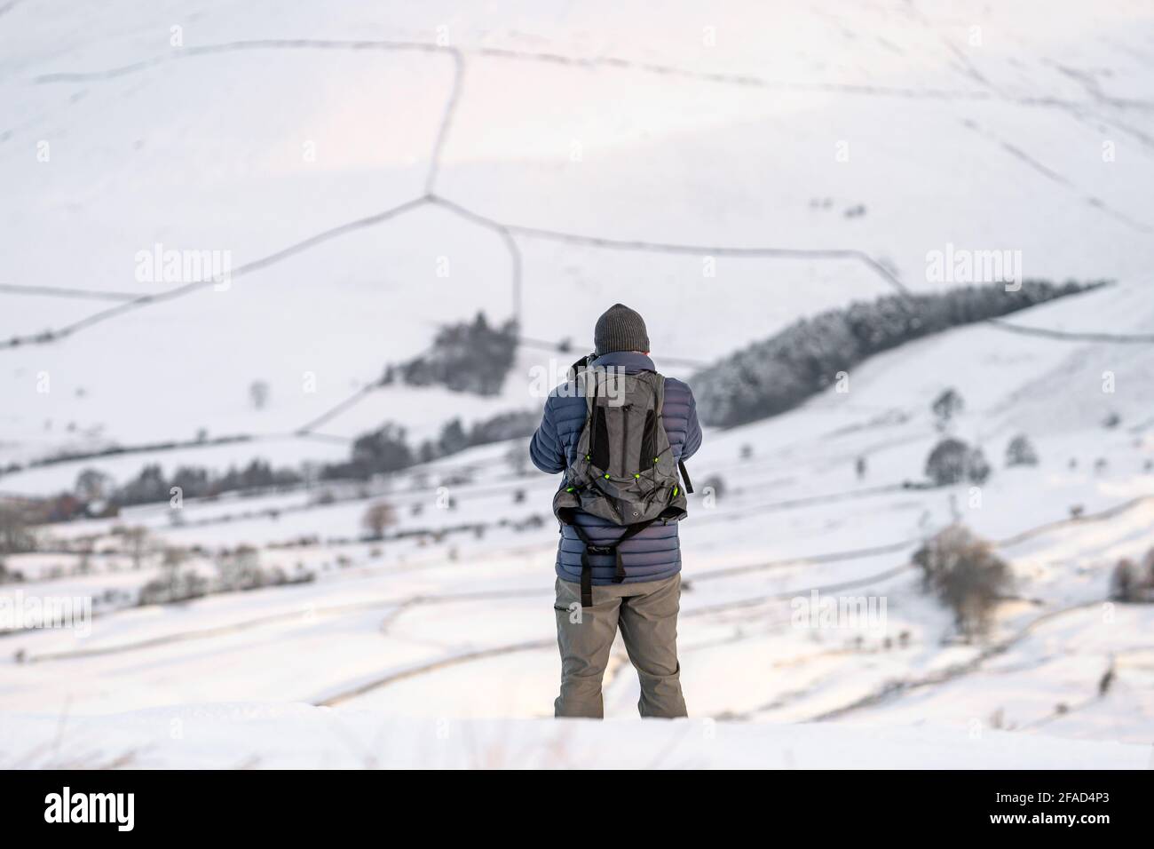 Der Fotograf hat sich warm in die schneebedeckte Berglandschaft gehüllt Bilder von Hanglage Range Rucksack Blick auf erstaunliche Aussicht mit Schneebedeckte Bäume Stockfoto