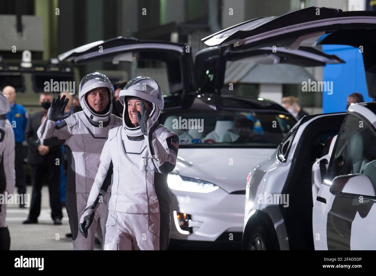 Die NASA-Astronauten Shane Kimbrough, links, und Megan McArthur, Abschied von der rechten Welle, als sie sich darauf vorbereiten, das Neil A. Armstrong Operations and Checkout Building für den Launch Complex 39A zu verlassen, um an Bord der Raumsonde SpaceX Crew Dragon für den Start der Crew-2-Mission mit den Crew-Kollegen ESA (European Space Agency) Astronaut Thomas Pesquet zu gehen, Und der Astronaut Akihiko Hoshide der Japan Aerospace Exploration Agency (JAXA) am Freitag, den 23. April 2021, im Kennedy Space Center der NASA in Florida. Die NASA-Mission SpaceX Crew-2 ist die zweite Rundungsmission der Raumsonde SpaceX Crew Dragon und der Falcon 9-Rakete zum Int Stockfoto