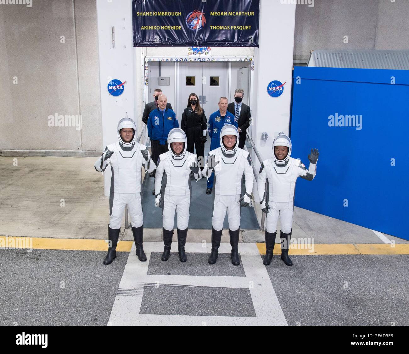 Von links nach rechts tragen ESA-Astronaut Thomas Pesquet, die NASA-Astronauten Megan McArthur und Shane Kimbrough sowie der Astronaut Akihiko Hoshide der Japan Aerospace Exploration Agency (JAXA) SpaceX-Raumanzüge, Werden gesehen, wie sie sich darauf vorbereiten, das Neil A. Armstrong Operations and Checkout Building für den Launch Complex 39A zu verlassen, um die Raumsonde SpaceX Crew Dragon für den Start der Crew-2-Mission am Freitag, den 23. April 2021, im Kennedy Space Center der NASA in Florida zu besteigen. Die NASA-Mission SpaceX Crew-2 ist die zweite Rotationsmission der Raumsonde SpaceX Crew Dragon und des Falcon 9-Felsens Stockfoto